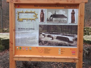 Schild des Natur- und Kulturerlebnispfades Blömkeberg