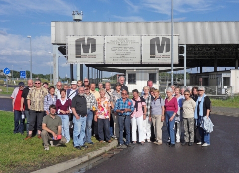Teilnehmer vor dem Grenzübergang Marienborn